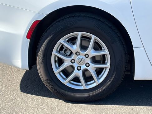 Used 2023 Chrysler Pacifica Touring-L FWD image 11