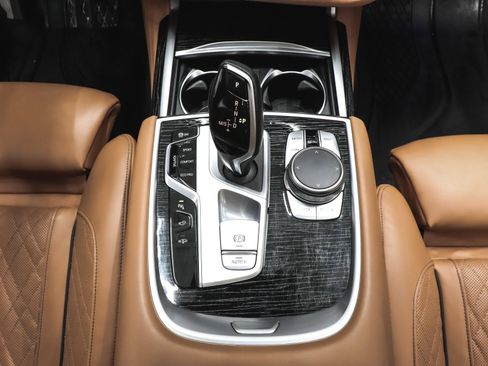 Used 2022 BMW 750i xDrive w/ Luxury Rear Seating Package image 47