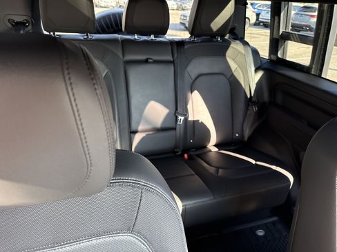 Used 2023 Land Rover Defender 90 X-Dynamic SE image 14