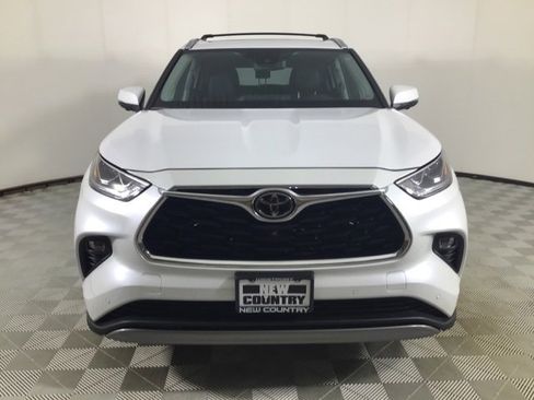 Used 2023 Toyota Highlander Platinum image 2