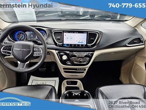 Used 2023 Chrysler Pacifica Touring-L image 6