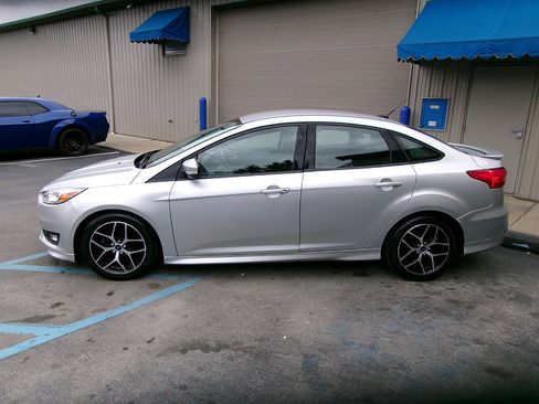 Used 2016 Ford Focus SE w/ SE Sport Package FWD image 3