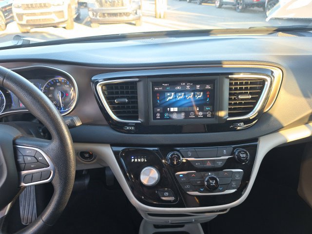 Used 2021 Chrysler Voyager Lxi FWD image 8