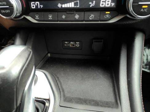 Used 2023 Nissan Sentra SR w/ SR Premium Package FWD image 44