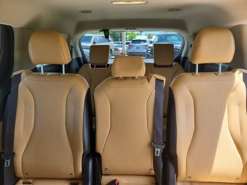 Used 2022 Kia Carnival LX FWD image 17