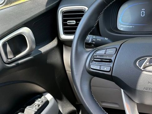 Certified 2025 Hyundai Venue SEL FWD image 25