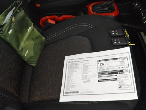 Used 2023 Jeep Renegade Latitude AWD/4WD image 3