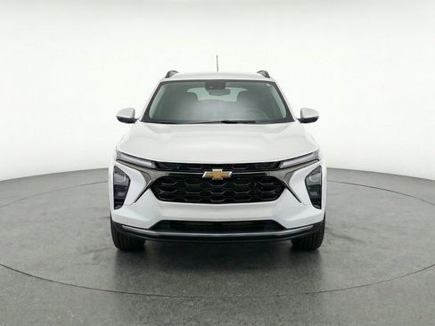 Used 2025 Chevrolet Trax LT FWD image 2