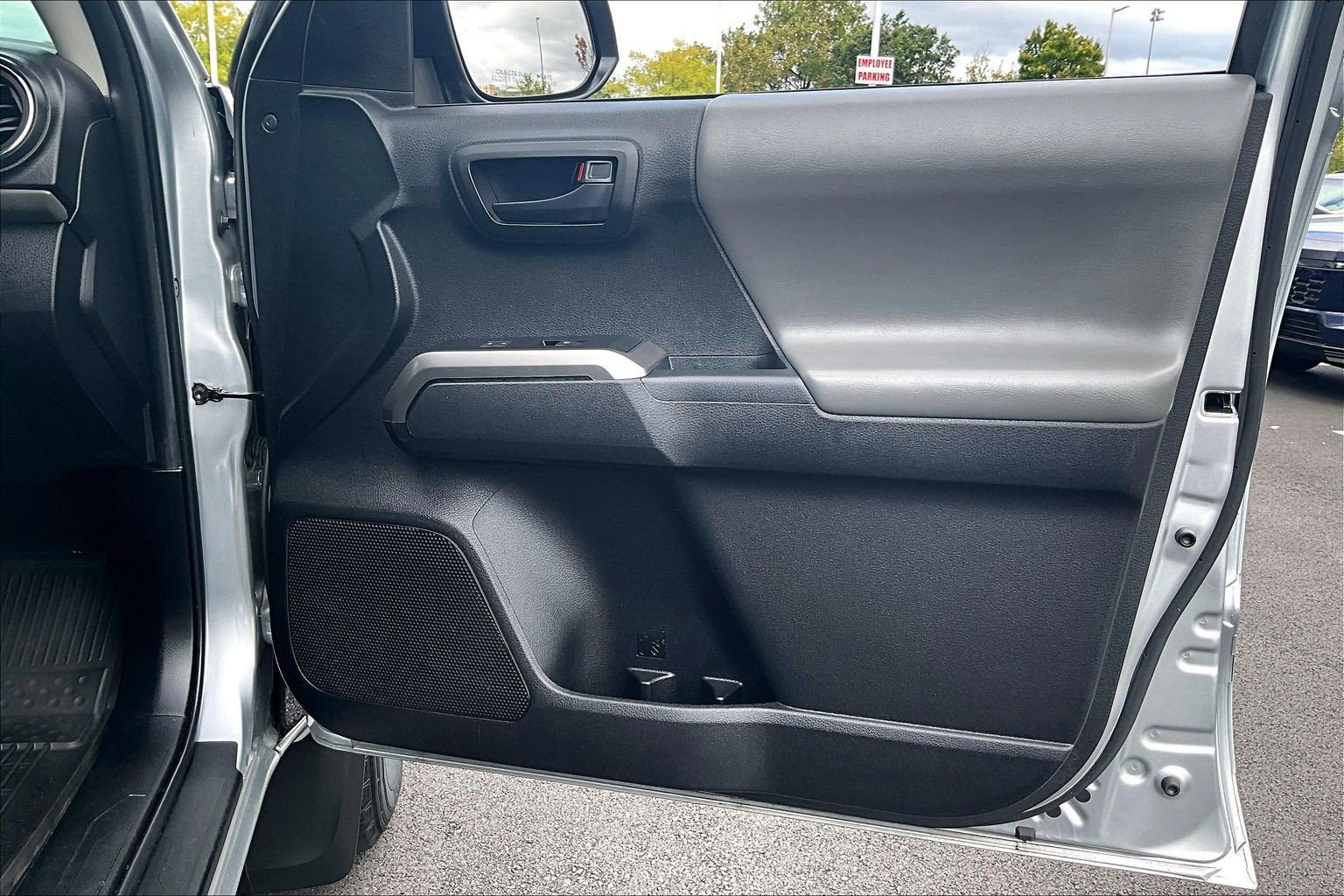 Used 2022 Toyota Tacoma SR5 AWD/4WD image 22