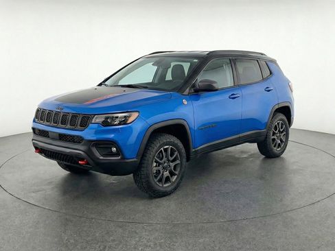 Used 2025 Jeep Compass Trailhawk AWD/4WD image 2