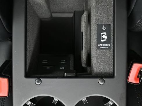 Certified 2024 Porsche Macan AWD/4WD image 19