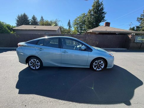 Used 2016 Toyota Prius Four Touring w/ Premium Convenience Package FWD image 4