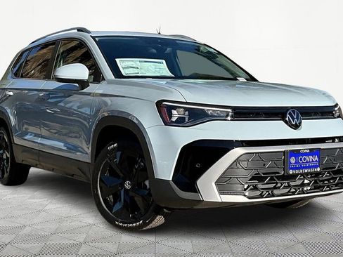 New 2026 Volkswagen Taos SE FWD image 1