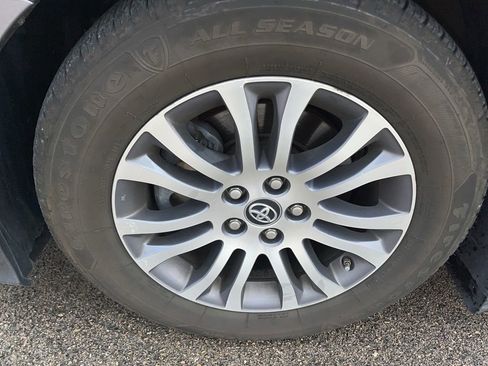Used 2020 Toyota Sienna XLE w/ XLE Navigation Package FWD image 5