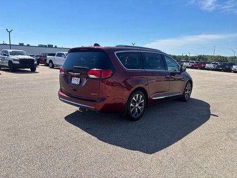 Used 2018 Chrysler Pacifica Limited w/ Tire & Wheel Group FWD image 5