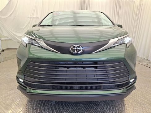 Used 2026 Toyota Sienna XLE FWD image 29