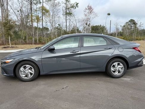 Used 2025 Hyundai Elantra SE image 2