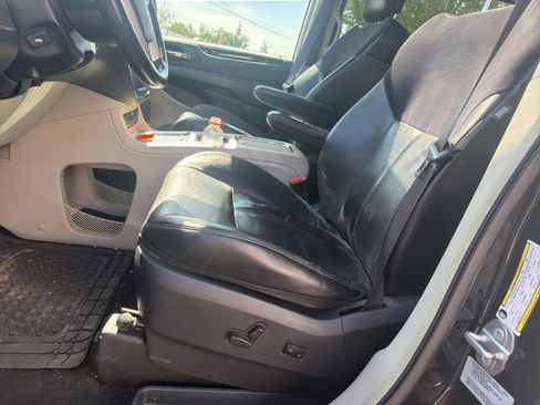 Used 2015 Chrysler Town & Country Limited Platinum FWD image 14