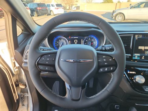 New 2026 Chrysler Pacifica Select image 10
