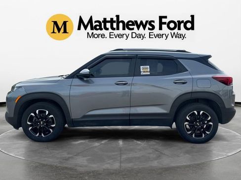 Used 2022 Chevrolet TrailBlazer LT w/ Convenience Package FWD image 2