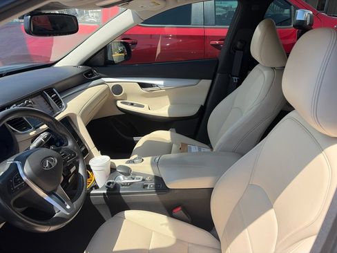 Used 2019 INFINITI QX50 Luxe w/ Navigation Package FWD image 7
