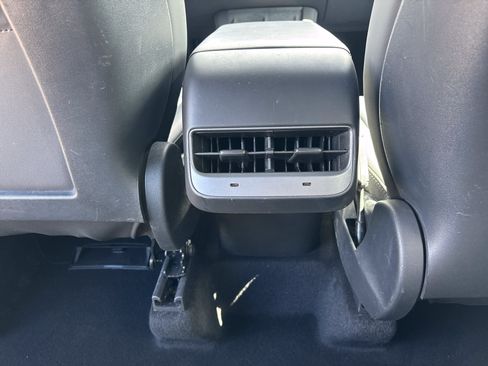Used 2022 Tesla Model Y Performance AWD/4WD image 29