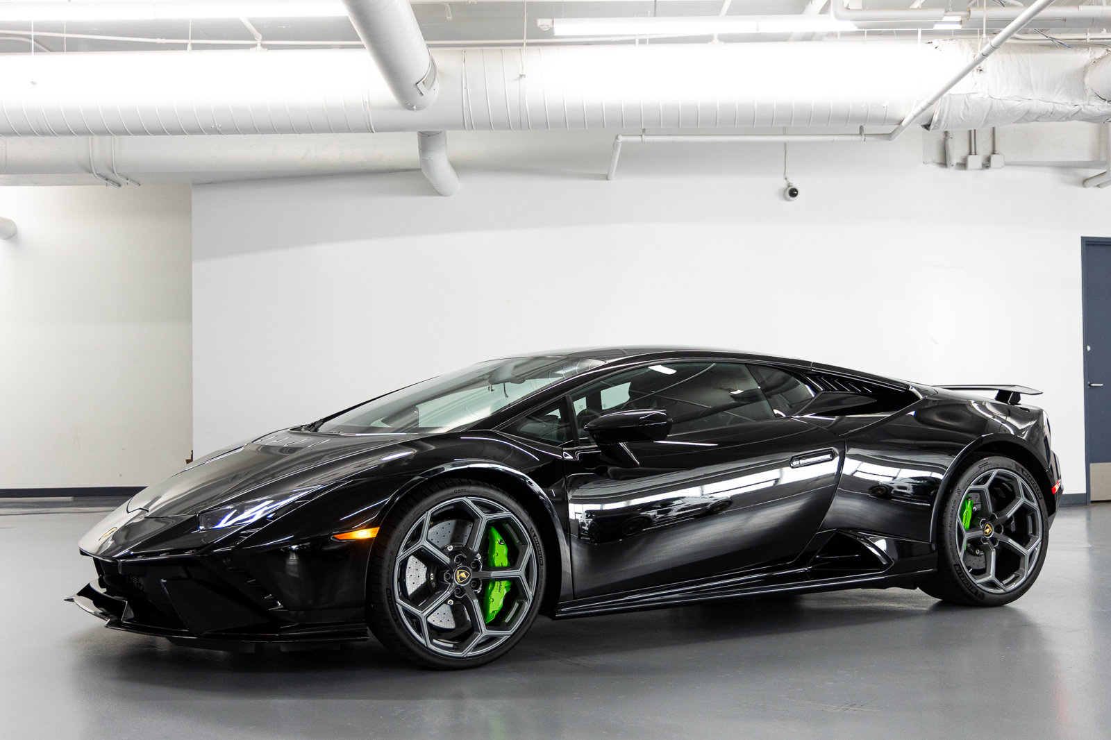 Used 2023 Lamborghini Huracan Tecnica RWD image 2
