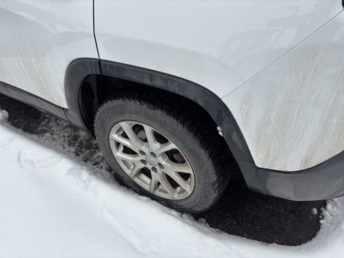 Used 2018 Jeep Cherokee Latitude Plus w/ Comfort/Convenience Group image 17