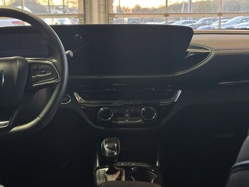 Used 2025 Buick Envista Sport Touring image 22