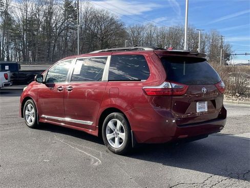 Used 2020 Toyota Sienna LE w/ LE Preferred Package image 3