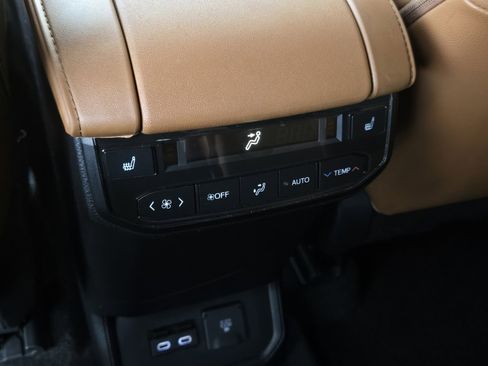 Used 2023 Toyota Highlander Platinum image 17