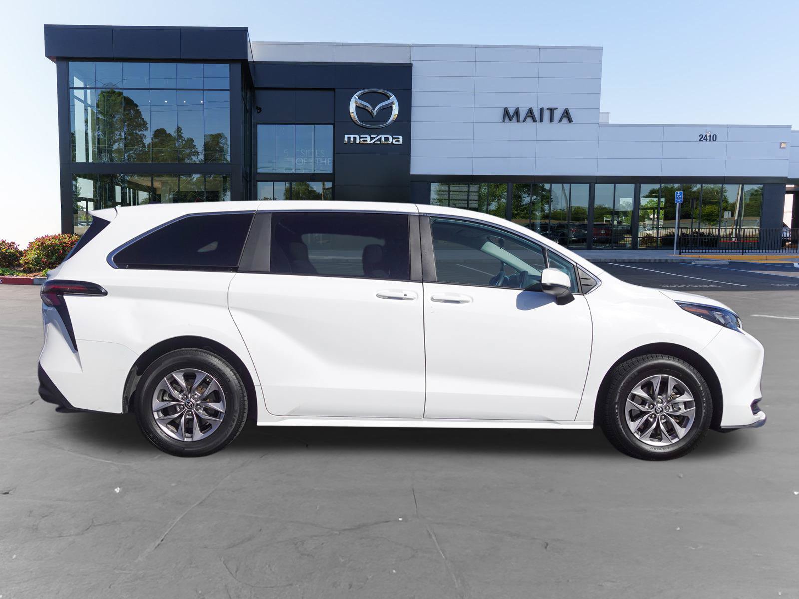 Used 2025 Toyota Sienna LE FWD image 2