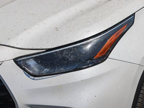 Used 2022 Toyota Highlander XLE FWD image 6
