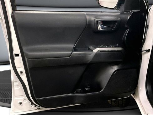 Used 2020 Toyota Tacoma TRD Off-Road image 18