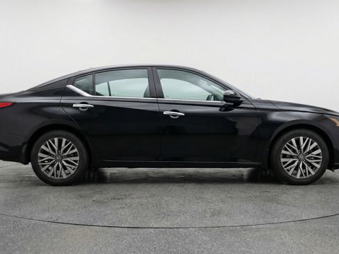 Used 2025 Nissan Altima 2.5 SV image 11