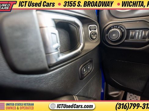 Used 2018 Jeep Wrangler Unlimited Sahara AWD/4WD image 12