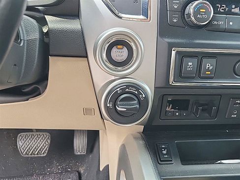 Used 2018 Nissan Titan SL w/ Chrome Package AWD/4WD image 12