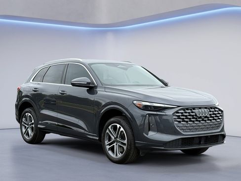 Certified 2025 Audi Q5 Premium w/ Convenience Package AWD/4WD image 4