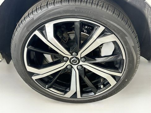 Used 2022 Volvo XC60 B5 R-Design w/ Advanced Package FWD image 11
