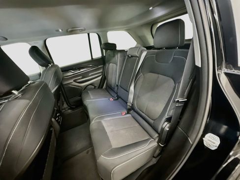 Used 2023 Jeep Grand Cherokee Laredo AWD/4WD image 28