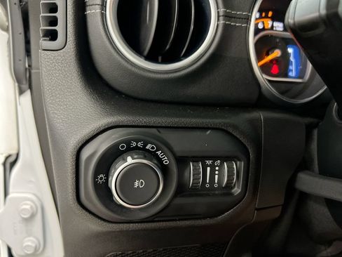Used 2019 Jeep Wrangler Unlimited Sahara AWD/4WD image 18