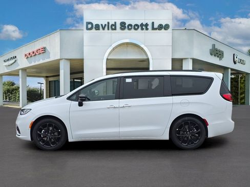 New 2026 Chrysler Pacifica Limited w/ Uconnect Theater Family Group image 8