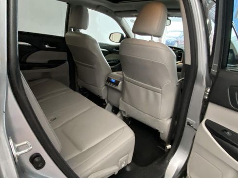 Used 2015 Toyota Highlander XLE AWD/4WD image 11