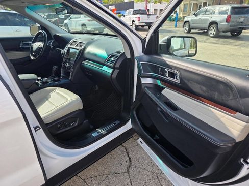 Used 2017 Ford Explorer Platinum AWD/4WD image 12