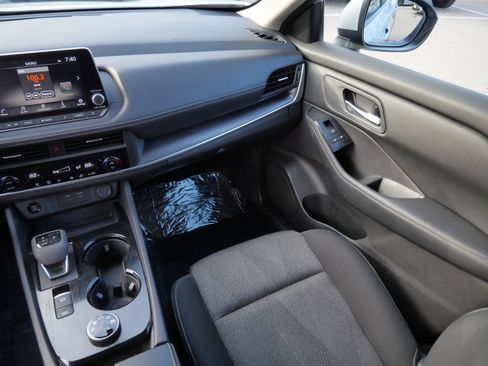 Used 2025 Nissan Rogue SV image 11