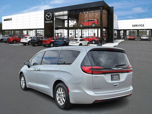 Used 2024 Chrysler Pacifica Touring-L FWD image 3