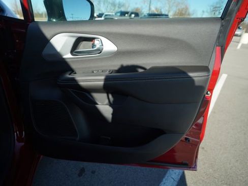 New 2026 Chrysler Pacifica Limited w/ Uconnect Theater Family Group image 20