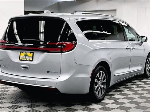 Used 2022 Chrysler Pacifica Pinnacle FWD image 13