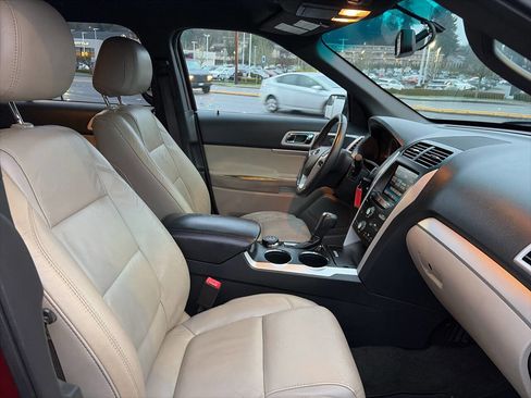 Used 2014 Ford Explorer XLT w/ Equipment Group 202A image 21
