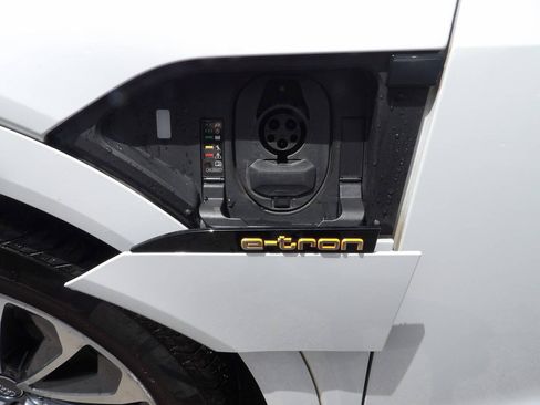Used 2019 Audi e-tron Prestige w/ Prestige Package AWD/4WD image 7
